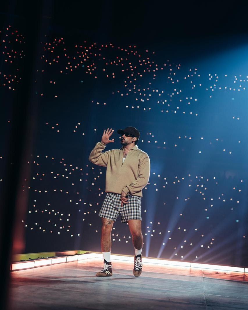 Una foto di Bad bunny che indossa una giacca Chanel nella tappa a Parigi del world tour (courtesy Chanel)