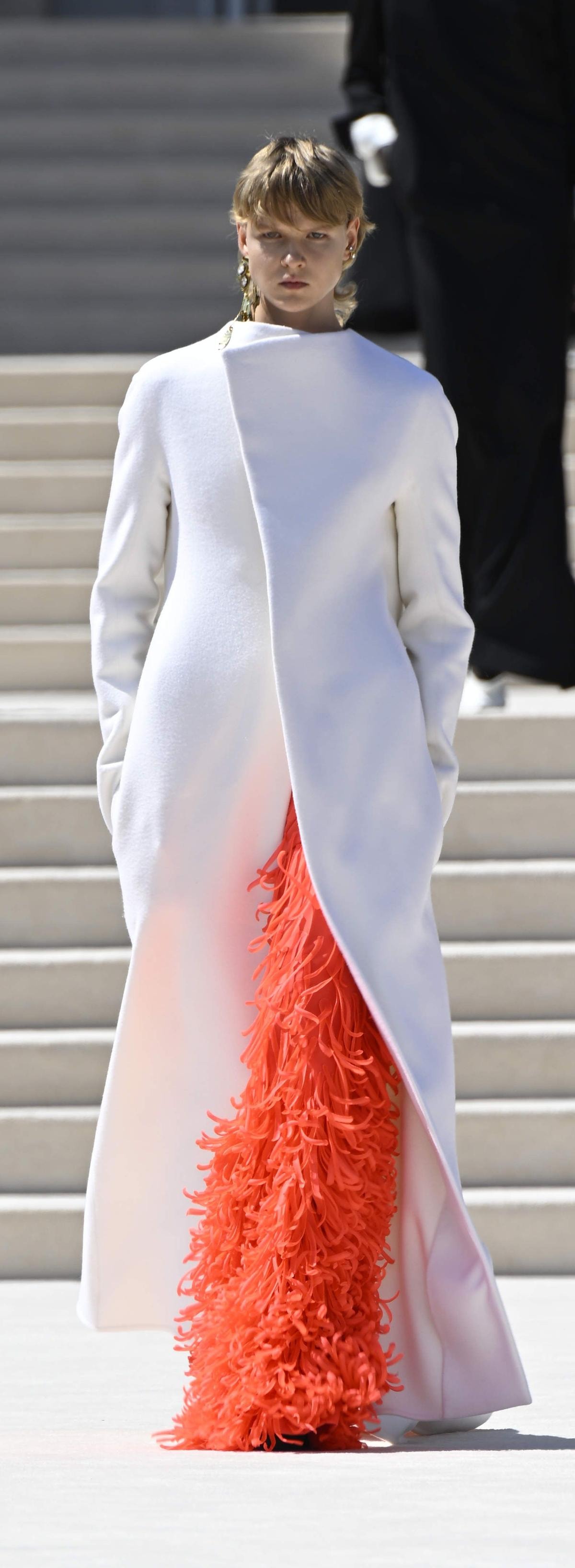Un look Balenciaga haute couture autunno-inverno 2026/27 (ph Francesc Ten/MFF)