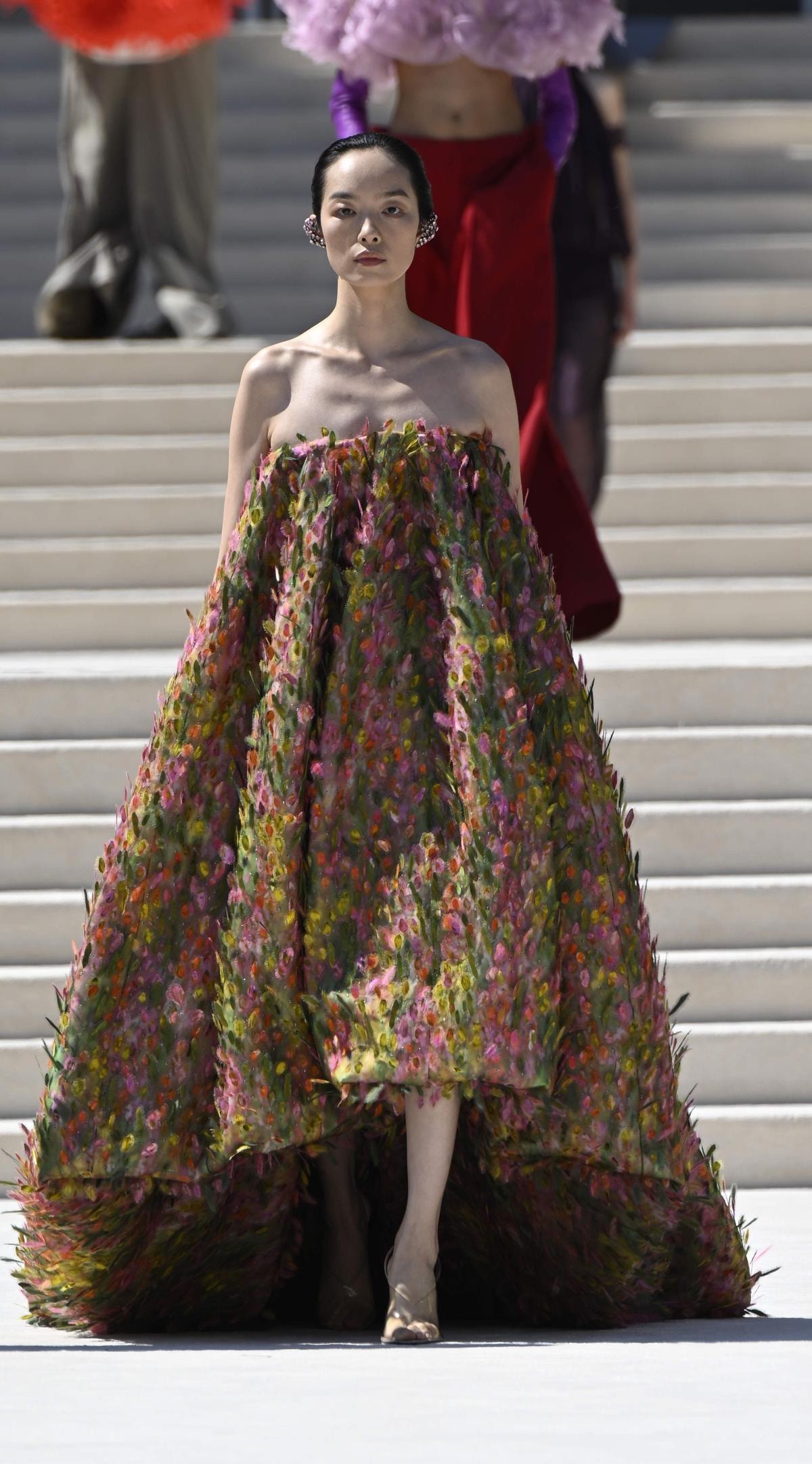 Un look Balenciaga haute couture autunno-inverno 2026/27 (ph Francesc Ten/MFF)