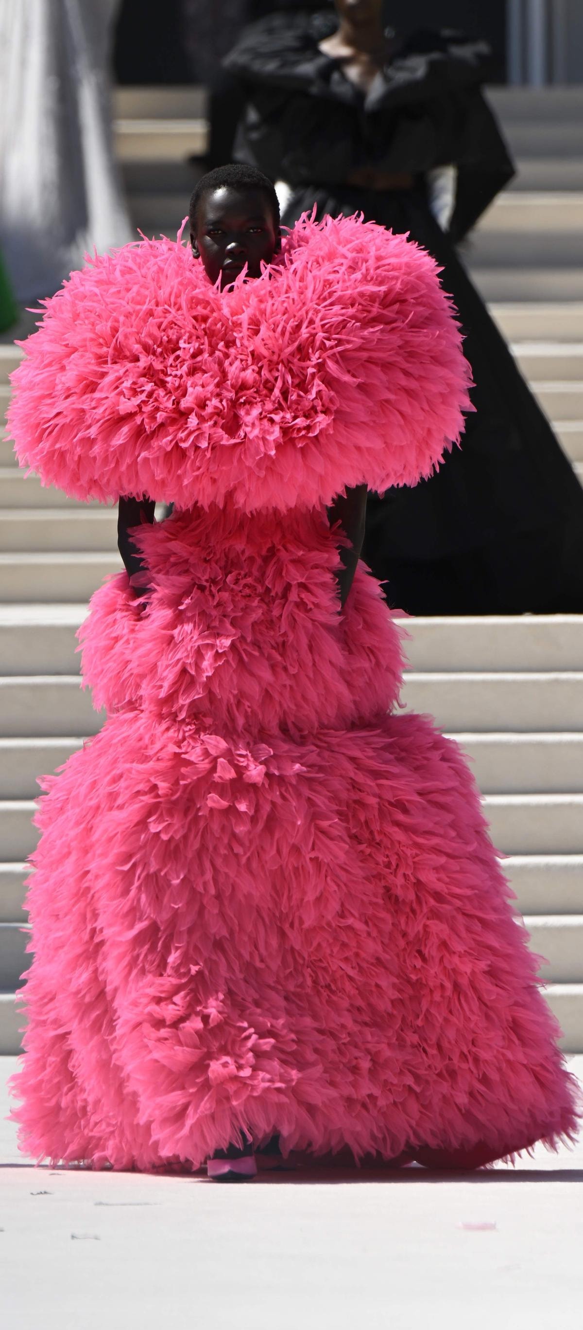 Un look Balenciaga haute couture autunno-inverno 2026/27 (ph Francesc Ten/MFF)