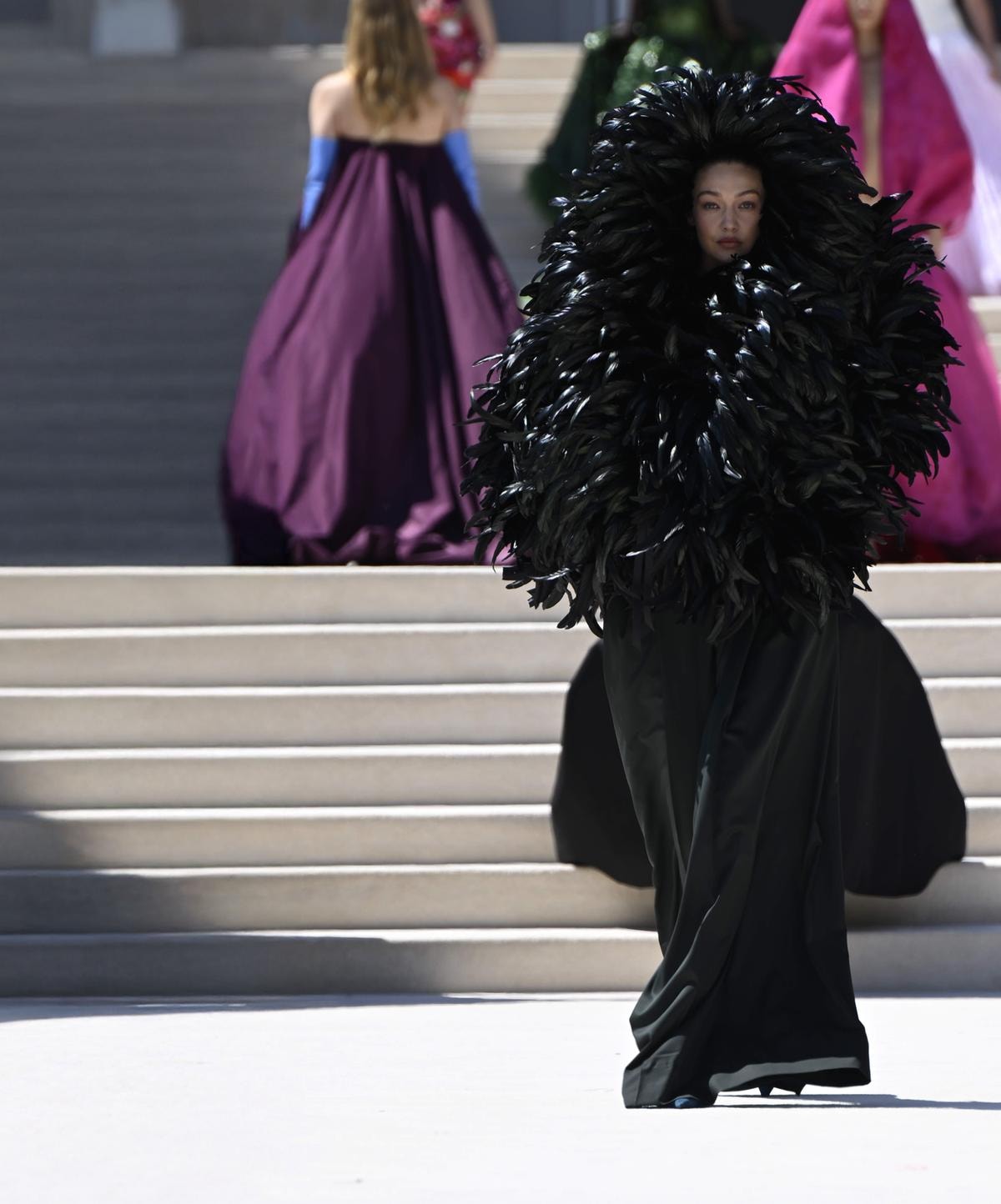Un look Balenciaga haute couture autunno-inverno 2026/27 (ph Francesc Ten/MFF)