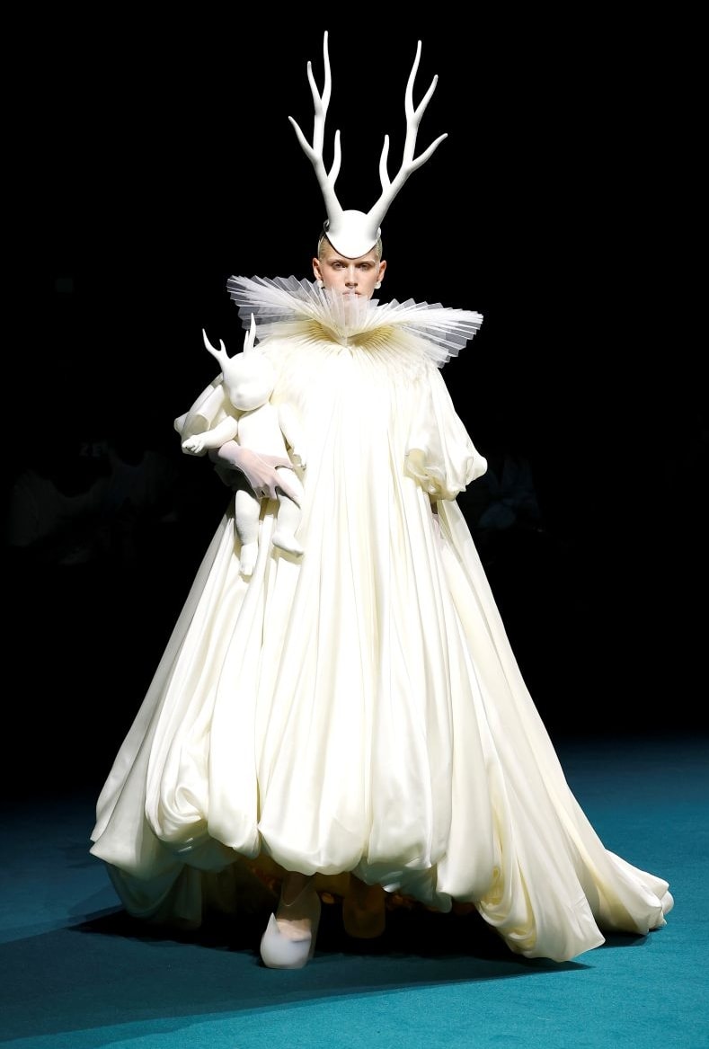 Un look haute couture fall-winter 2026/27 di Robert Wun (ph Francesc Ten/MFF)