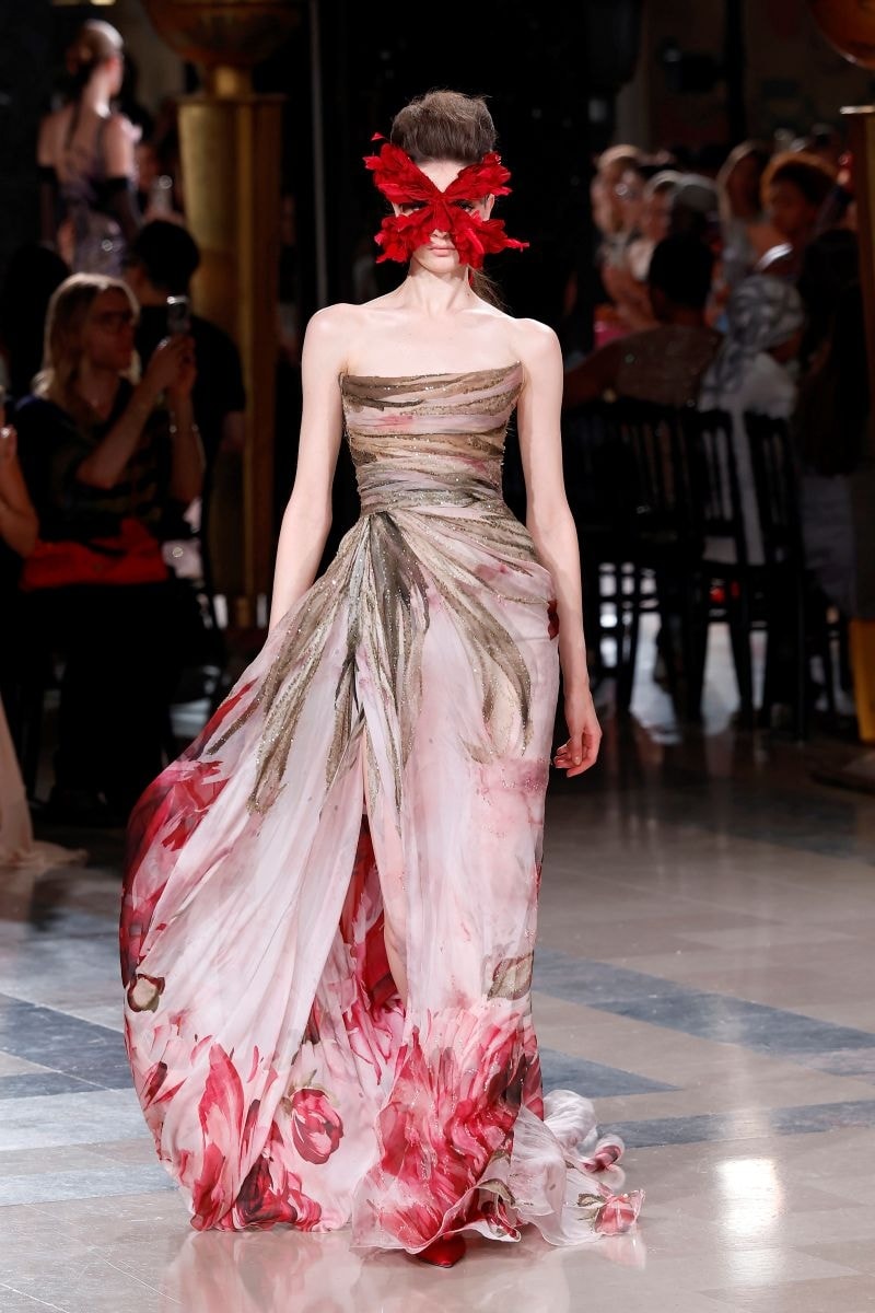 Un look haute couture fall-winter 2026/27 di Elie Saab (ph Francesc Ten/MFF)
