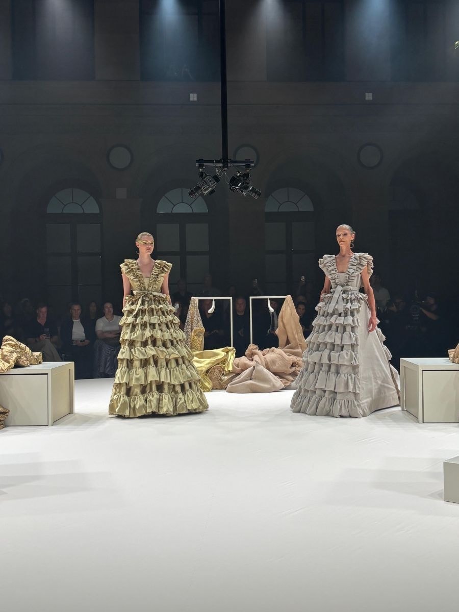 Due look della collezione haute couture autunno-inverno 2026/27 di Viktor&Rolf (ph Chiara Bottoni)