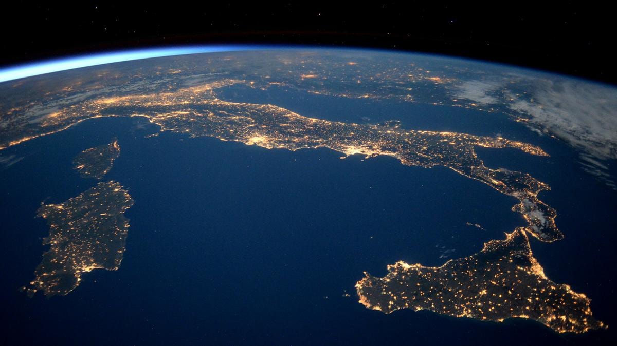 La finanza italiana sale in orbita: Intesa Sanpaolo, Bei ed Esa mobilitano 300 milioni per le pmi dell’aerospazio