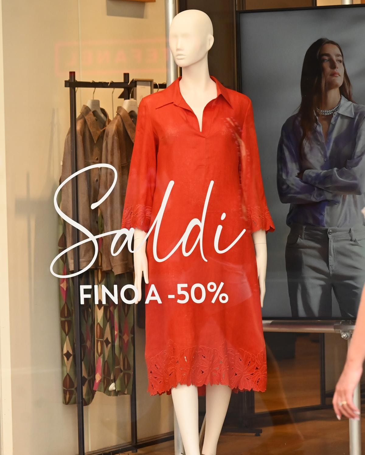 INIZIO  SALDI  ESTIVI    NEGOZIO  VETRINA    SALDI  SCONTI    GENTE