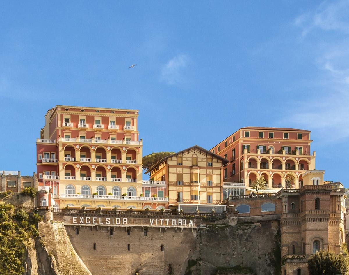 Grand Hotel Excelsior Vittoria Sorrento: storia, lusso mediterraneo e il ritorno del bartender Colin Peter Field nel 2026