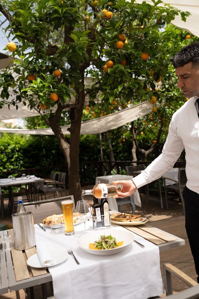 Grand Hotel Excelsior Vittoria Sorrento: storia, lusso mediterraneo e il ritorno del bartender Colin Peter Field nel 2026