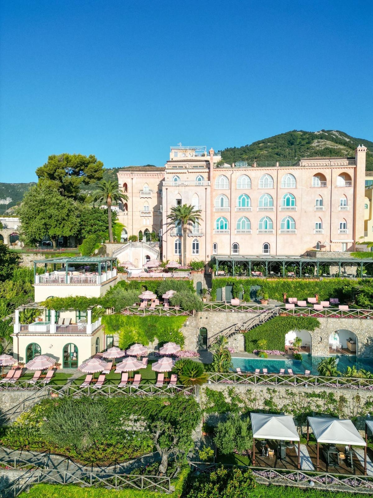 A Ravello, il palazzo rosa che sembra una cartolina: dentro la magia senza tempo di Palazzo Avino