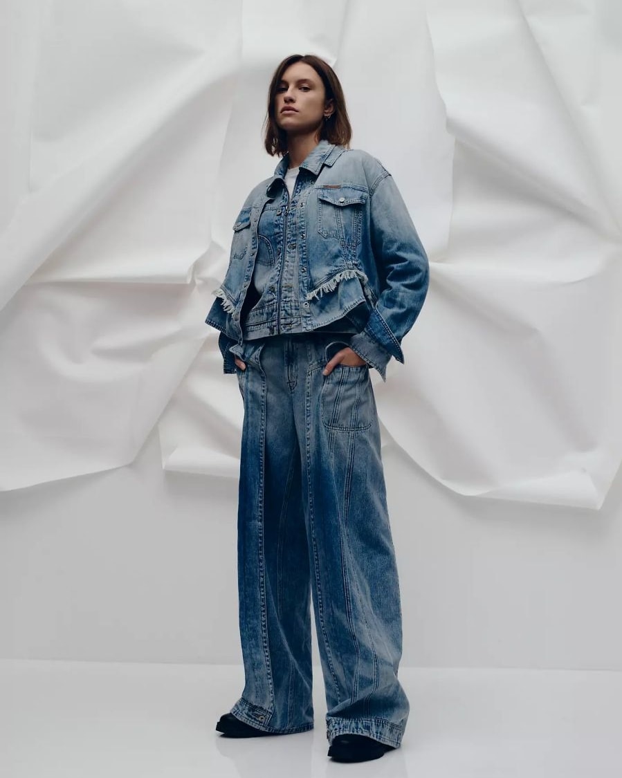 Un look Lee (ph official website)