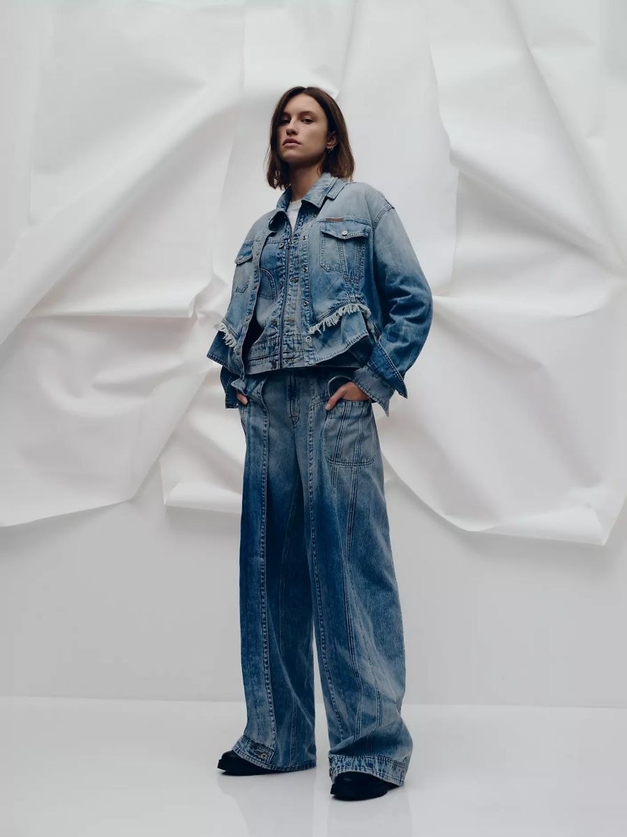 Un look Lee (ph official website)