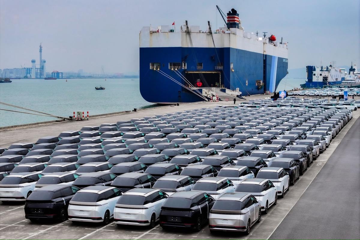 Auto, la Cina supera per la prima volta il milione di vetture esportate in un mese. La metà sono elettriche e ibride