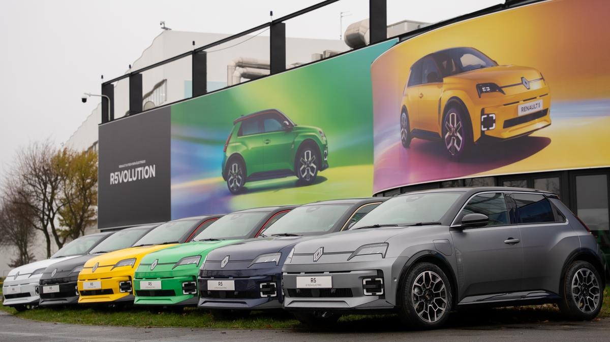 Renault supera un milione di auto elettriche prodotte in Francia. Pronti altri 13 miliardi di investimenti