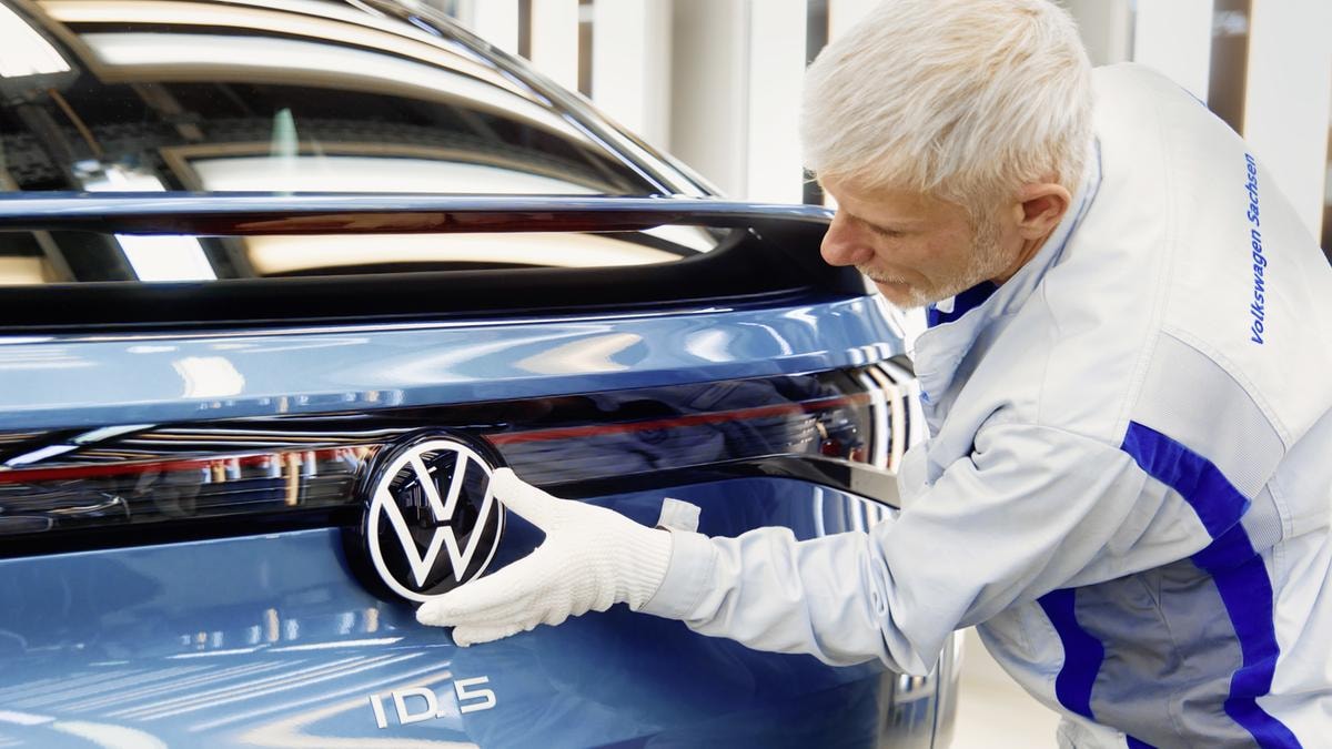Crisi Volkswagen, consegne globali in calo del 6% a causa della Cina. Ma gli ordini di auto elettriche in Europa volano: +50%