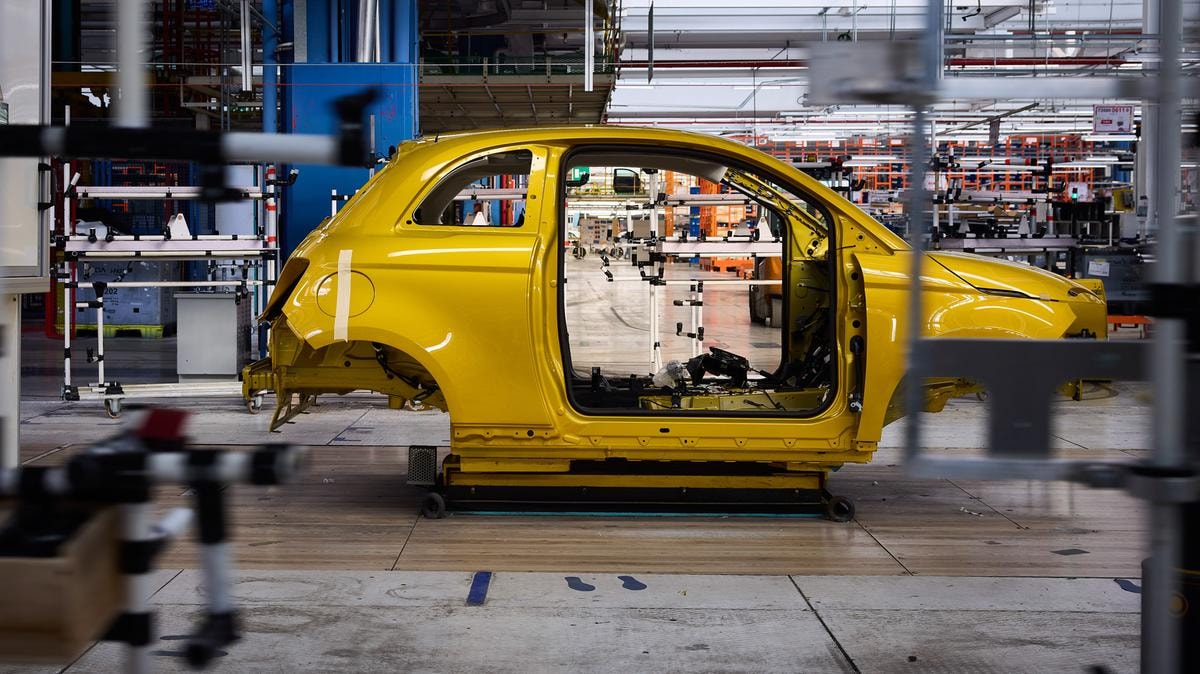 Stellantis, Mirafiori si ferma ancora: nuovo stop per la Fiat 500 ibrida. Fiom: responsabilità di Elkann e Filosa
