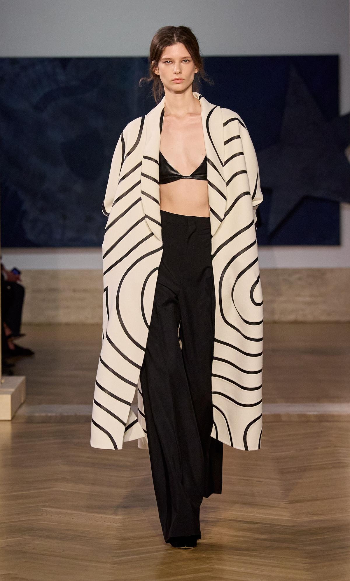 Un look della sfilata haute couture fall-winter 2026/27 (courtesy Fendi)