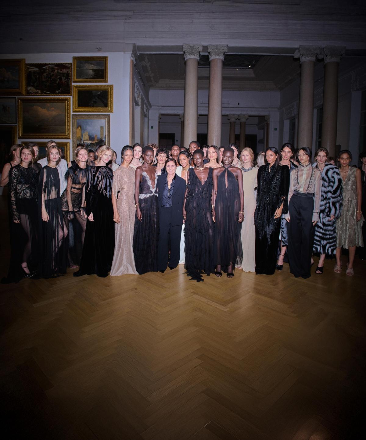 Maria Grazia Chiuri con le modelle alla fine della sfilata haute couture fall-winter 2026/27 (courtesy Fendi)