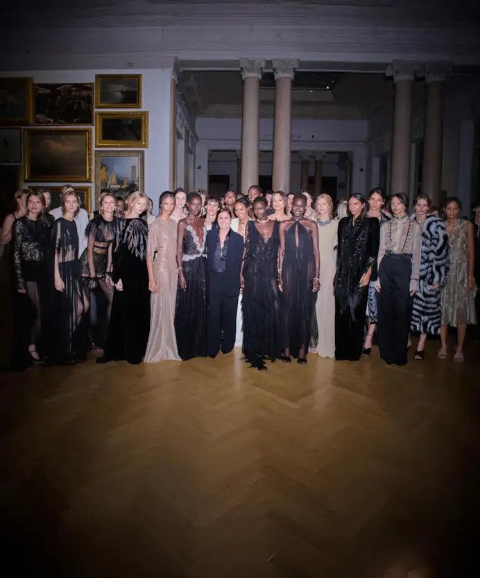 Maria Grazia Chiuri con le modelle alla fine della sfilata haute couture fall-winter 2026/27 (courtesy Fendi)