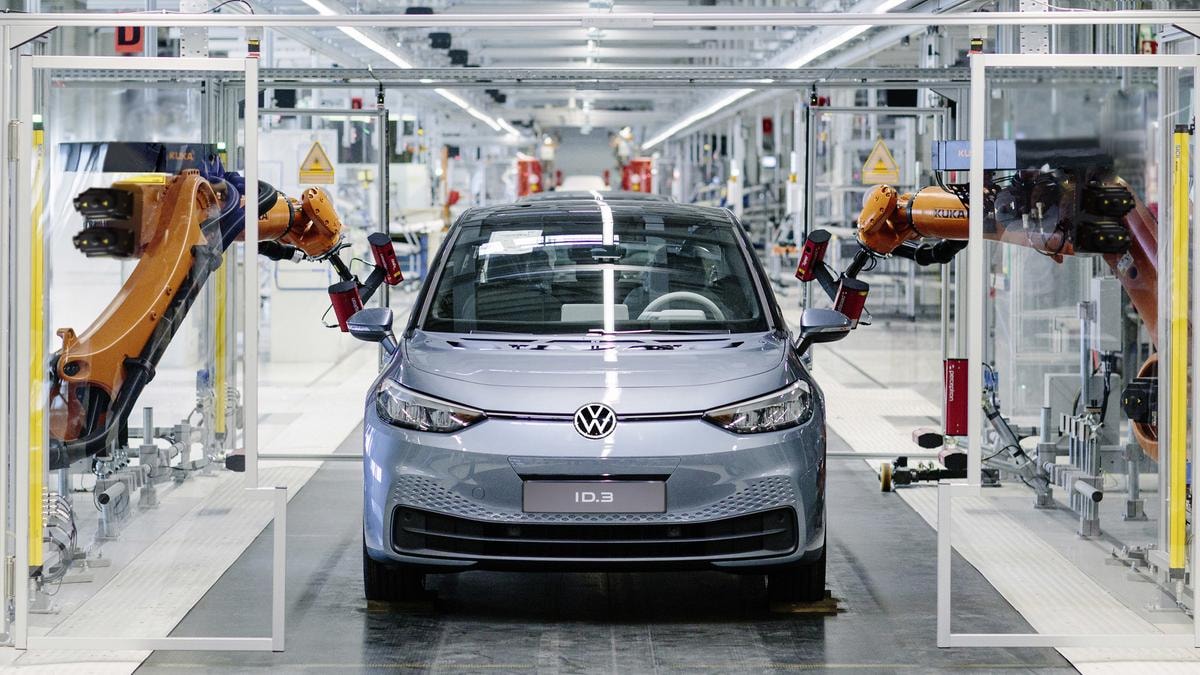 Auto, Volkswagen è il simbolo della crisi dell’Europa: 35 fabbriche di troppo e margini in caduta per tutti i big