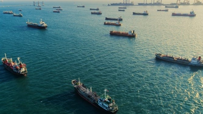 Navi ferme nello Stretto di Hormuz