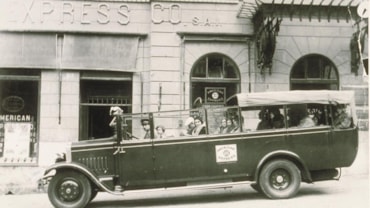 Lo staff dell'ufficio romano di Amex nel 1912Jean Diacono, amministratore delegato American ExpressLa reception di una delle lounge Centurion negli aeroporti UsaUna vettura per il trasporto dei turisti a Roma (1920)