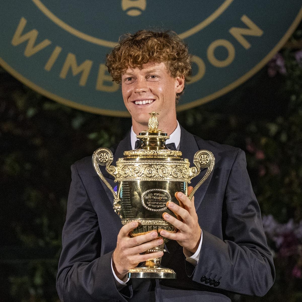 Jannik Sinner con la coppa di Wimbledon in Gucci (courtesy Gucci)