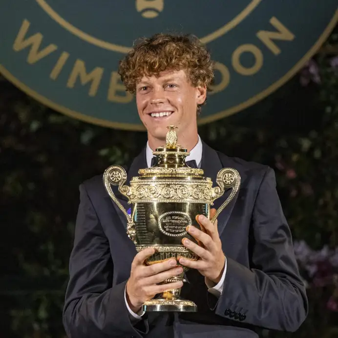Jannik Sinner con la coppa di Wimbledon in Gucci (courtesy Gucci)