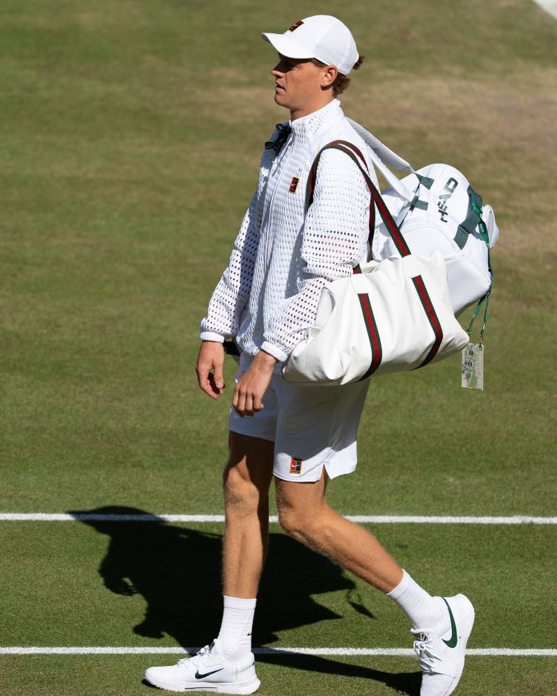 Jannik Sinner scende in campo alla finale di Wimbledon con un borsone Gucci (ph Antoine Couvercell, courtesy Gucci)