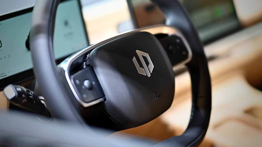 Auto elettriche, nonostante i dazi Ue quelle cinesi costano ancora il 21% in meno di quelle europee