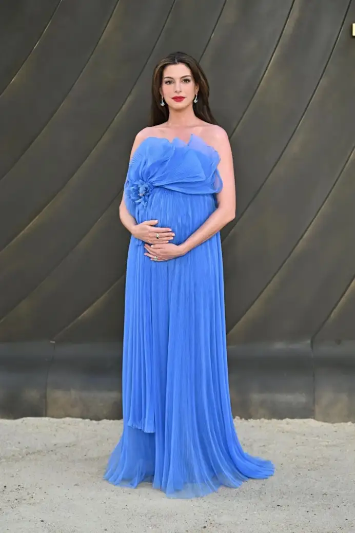 Anne Hathaway in Dior alla première di Londra (courtesy Dior)