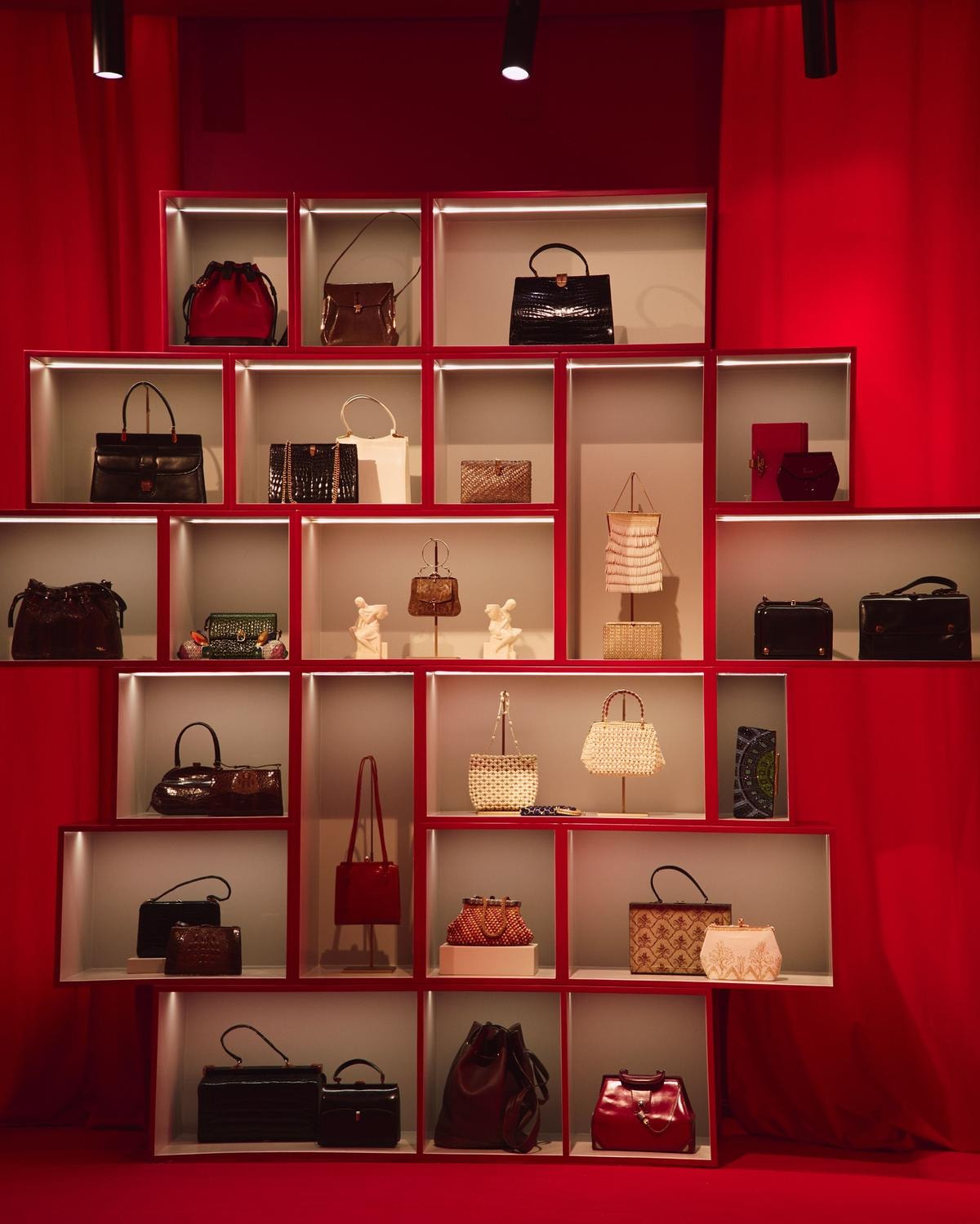 Un'immagine della mostra «Lancel, toujours» a Parigi (courtesy Lancel)