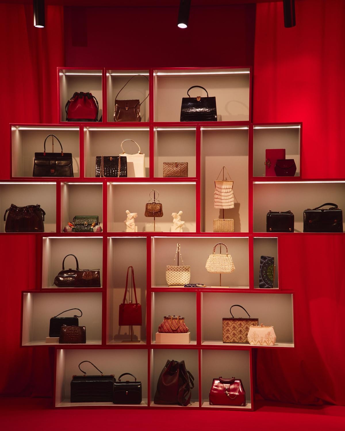 Un'immagine della mostra «Lancel, toujours» a Parigi (courtesy Lancel)