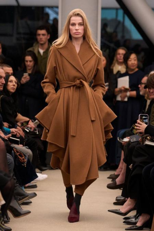 Un look Alaïa summer-fall 2026 (courtesy Alaïa)