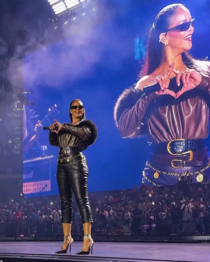 Rihanna che canta al concerto di Jay-z in un total look Saint Laurent (courtesy Saint Laurent)