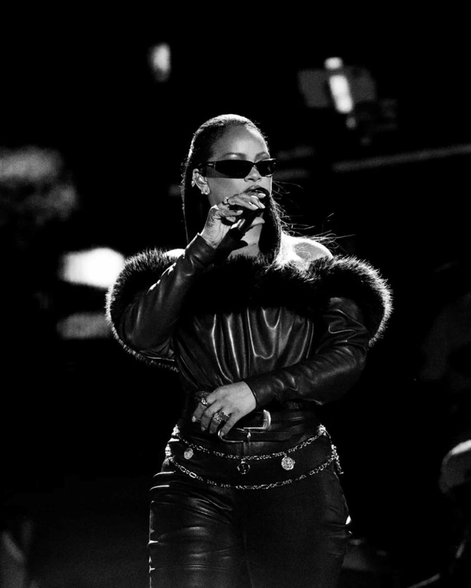 Rihanna che canta al concerto di Jay-z in un total look Saint Laurent (courtesy Saint Laurent)