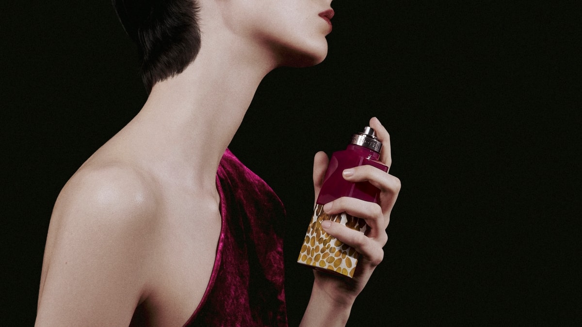 Un visual del nuovo profumo Velvet violet (courtesy Dries Van Noten)