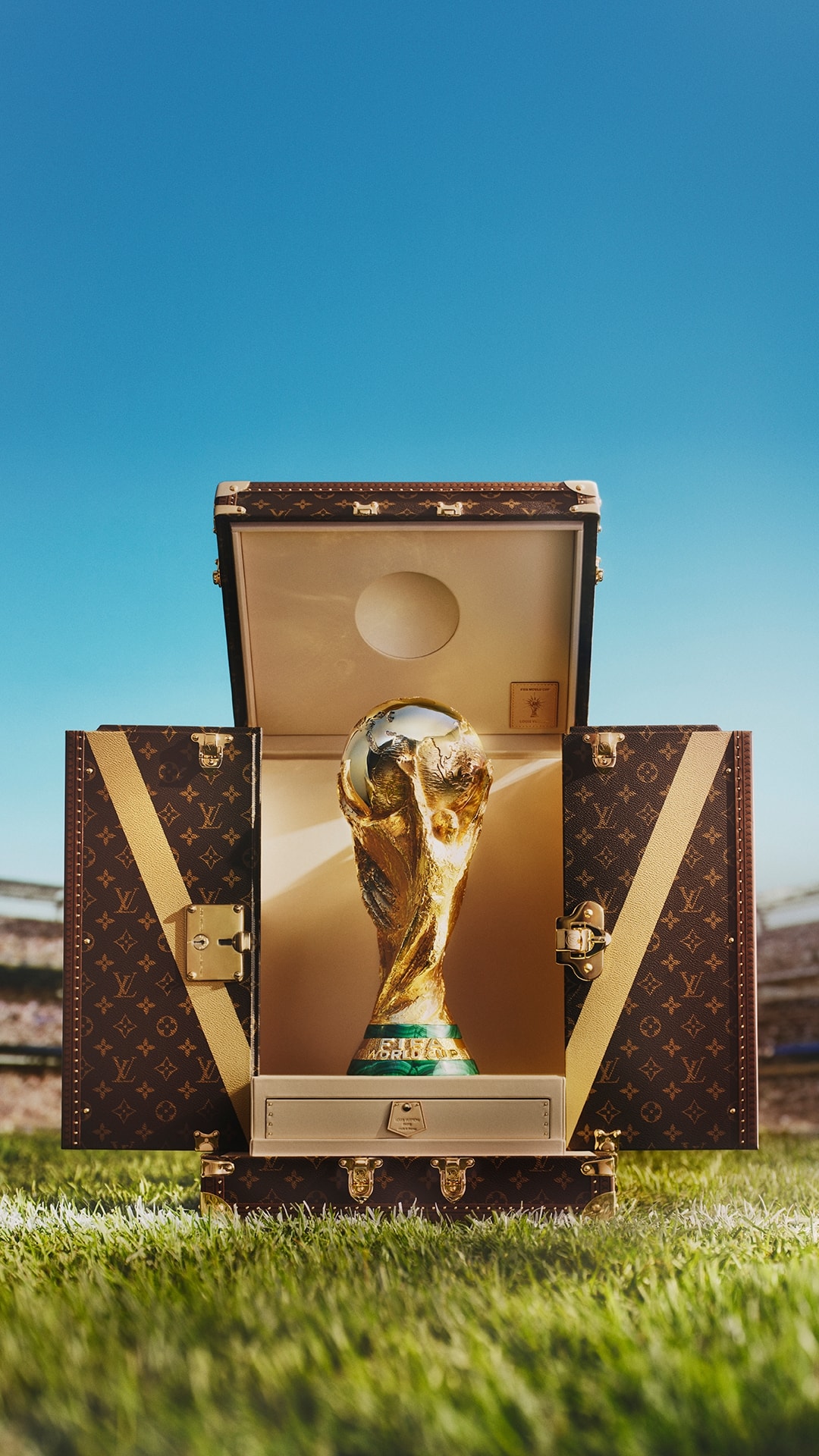 Bleus fuori dai Mondiali di calcio, ma la Francia conquista il trofeo Fifa World Cup 2026 con Louis Vuitton