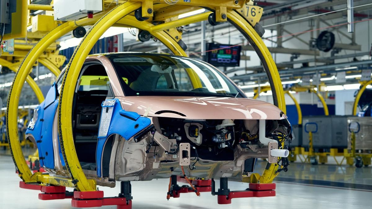 Stellantis, il ministro Urso: a Mirafiori serve un terzo modello per garantire la produzione oltre alla Fiat 500 ibrida
