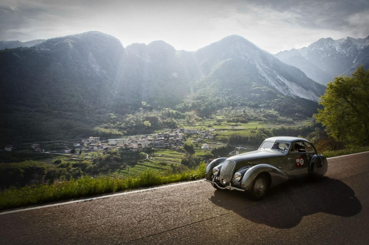 Louis Vuitton Classic Serenissima Run, de Monte Carlo a Venise, du 24 au 28 avril 2012 : La Bentley 4 1/4 Litre de 1938, sur une route entre Stresa et Verone.