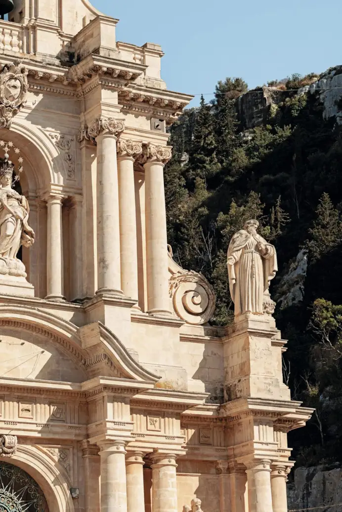 Dopo Taormina e le mete iconiche arriva la Sicilia nascosta: il nuovo indirizzo luxury è Costa Ragusa
