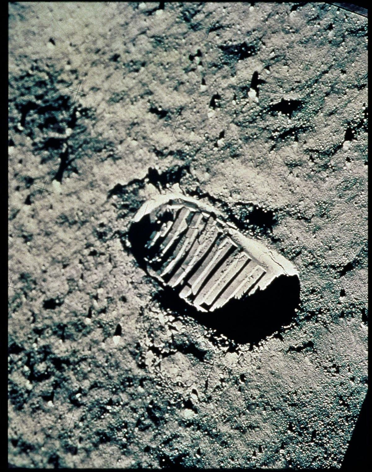 MoonSwatch Mission to the Moon 1969: il nuovo Omega x Swatch in oro in soli 1.969 esemplari  