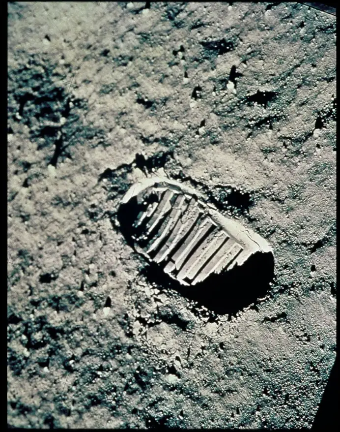 MoonSwatch Mission to the Moon 1969: il nuovo Omega x Swatch in oro in soli 1.969 esemplari