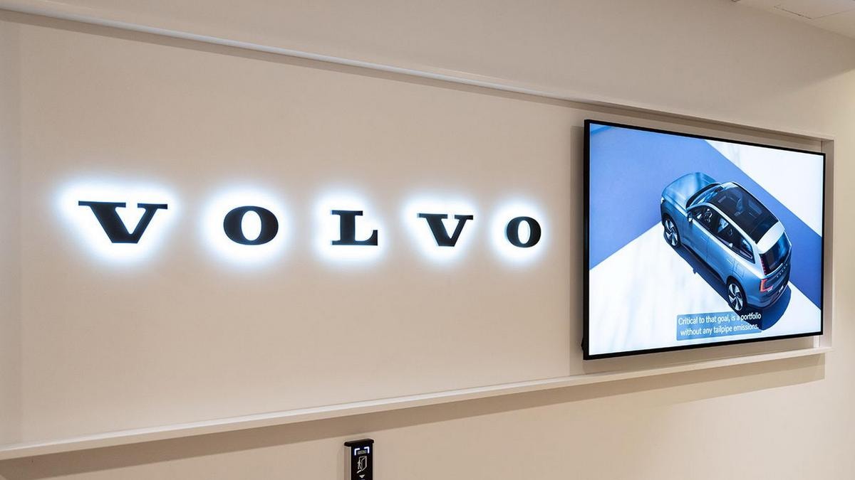 Volvo, utile dimezzato nel trimestre. Il rilancio con il Suv elettrico EX60 e la ripresa negli Usa