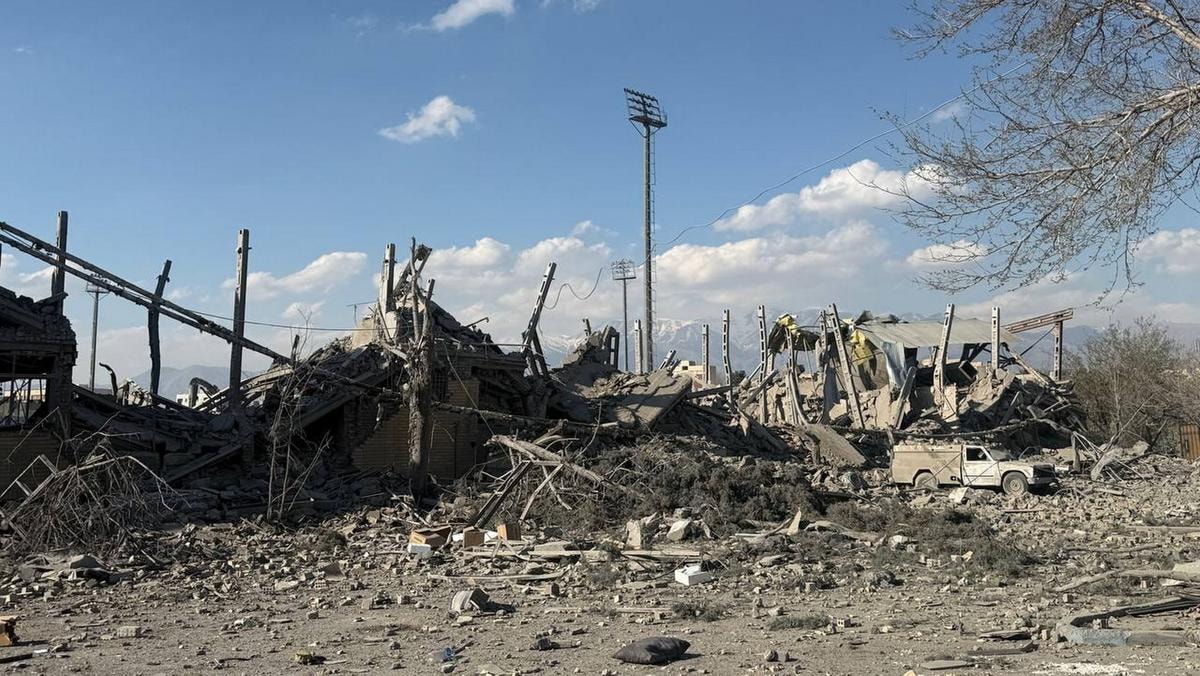 Un complesso sportivo distrutto dagli attacchi Usa