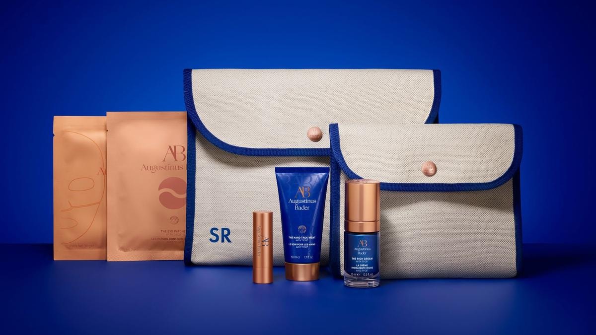 Il pouch duo travel kit della capsule di Augustinus Bader x L/uniform (courtesy Augustinus Bader)