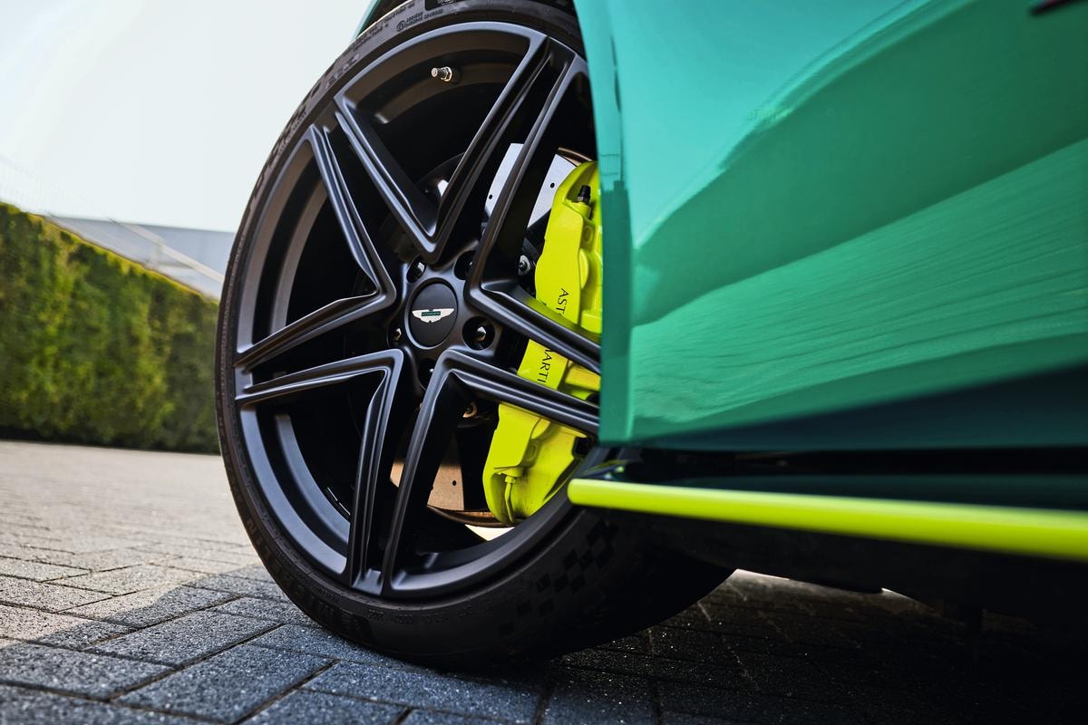 Aston Martin lancia Vantage S un’auto da pilota con standard di un gentleman