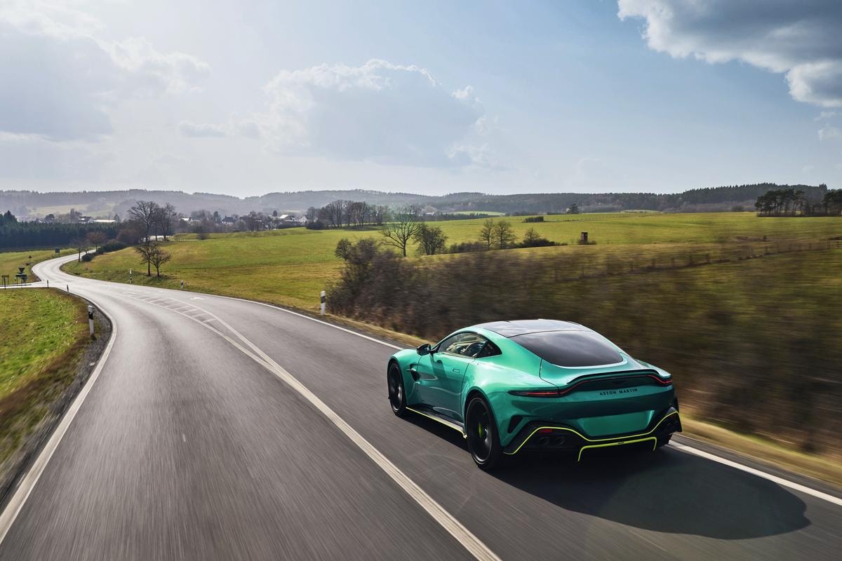 Aston Martin lancia Vantage S un’auto da pilota con standard di un gentleman