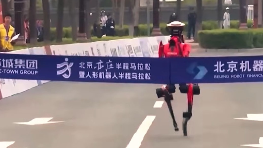 Il robot umanoide che ha vinto (con record del mondo) la mezza maratona di Pechino