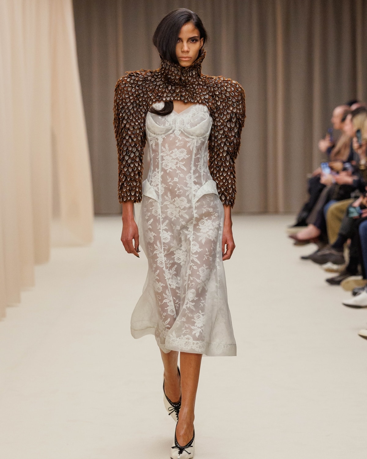 Un look McQueen fall-winter 2026/27 (courtesy McQueen)