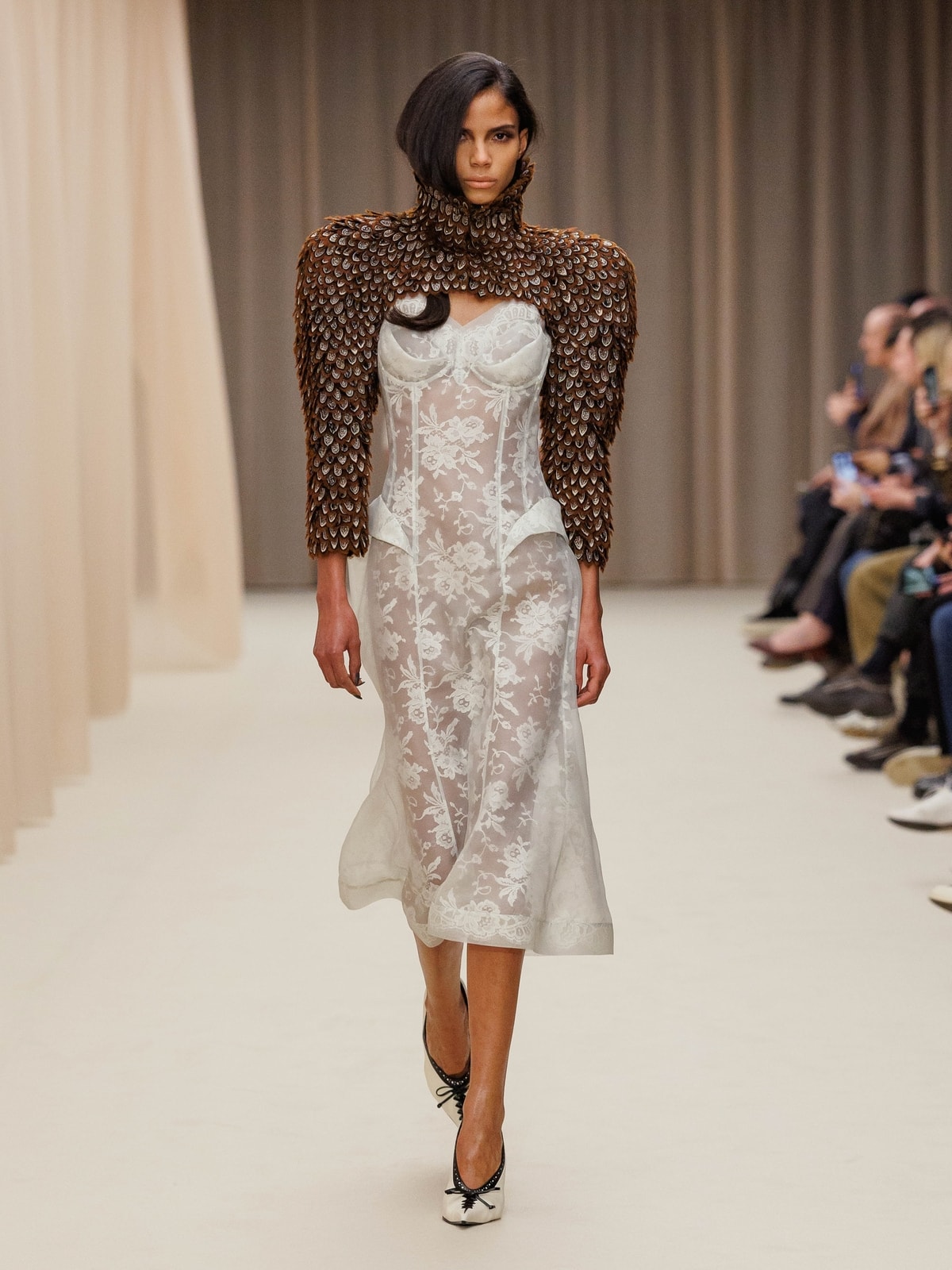 Un look McQueen fall-winter 2026/27 (courtesy McQueen)